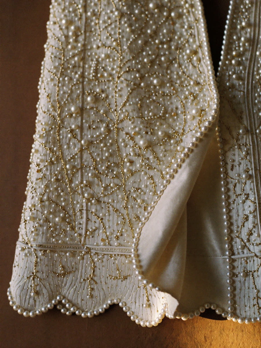 Perles et fil d’or brodés sur le satin ivoire d’une takchita